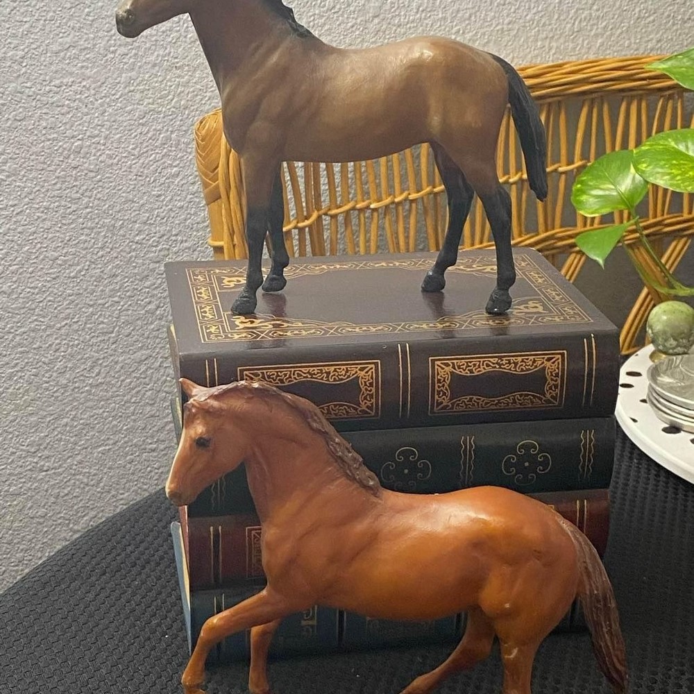 Breyer Molding Co. USA Horse Set Of 2